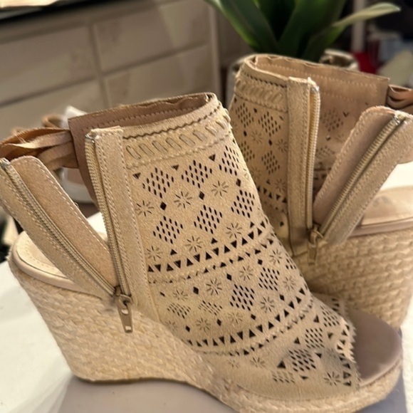 VERY G GLORIA LASER CUT WEDGES - GUC - SIZE 8.5 - Picture 13 of 15